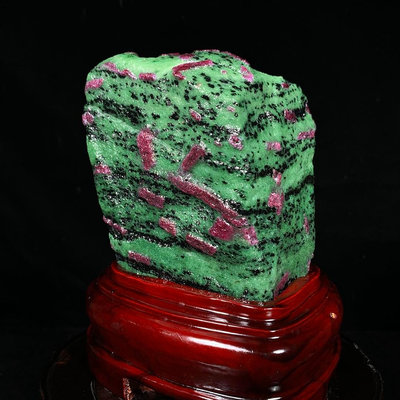 緬甸紅綠寶 天然原礦帶座高17×12×9.5厘米 重2.8公斤 50038 奇石 擺件【九州拍賣】
