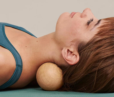 ＝86號店=預購德國Tchibo 真實木質 筋膜球 瑜伽按摩柱 放鬆肌肉可当頸椎枕木頭 如圖色