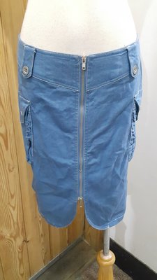 專櫃品牌 藍色拉鍊ㄧ片式兩側綴大口袋造型及膝裙