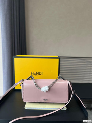 ELLA代購#芬迪 FENDI First Sight  春夏新款手袋采用漆皮 皮革製成的手拿包，飾有 1451244