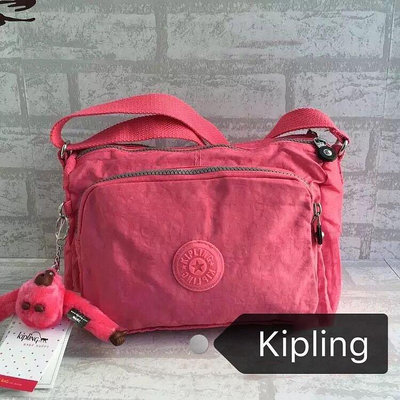 小Z代購#Kipling 猴子包 K12969 西瓜紅 芭比粉 輕量輕便多夾層 斜背肩背包 防水
