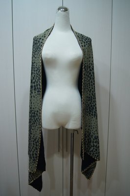 Chloe 綠色點點渲染金邊圍巾 原價 32900 特價 6500