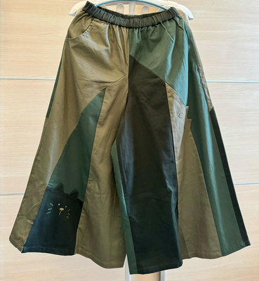 最好看的它來了！必買❤️斷貨全新 a la sha 綠色M號動物拼拼剪接造型寬褲裙 百搭好有型😍