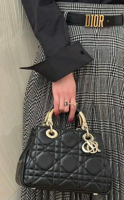 Dior全新95.22手提包，這款由「黛妃包」Lady Dior延伸的創作