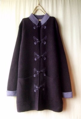 飄舞衣世界《LINDARICO》45%羊毛混55%喀什米爾羊毛衣~漂亮蝴蝶中國結紐釦設計款紫色長版外套(安娜蘇色彩風格)