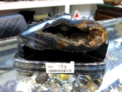 [[晶晶洞洞]]原皮巴西瑪瑙象水晶洞.重1.35公斤