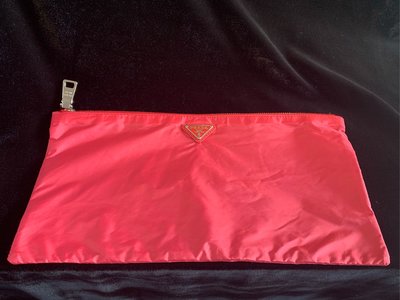 真品PRADA降落傘布防水桃紅色萬用扁包，尺寸：31.8*16