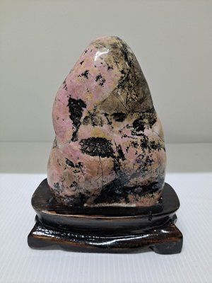 奇石-雅石-花蓮石-玫瑰石-高14寬9厚6公分，重1.1公斤，含台座-00018