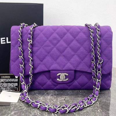 甜價已查碼 Chanel jumbo cf 30紫色布面銀扣鏈條包。有保卡，已查碼購買附贈。包大但不重，專櫃很貴！這裡超甜。好成色！