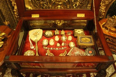 【家與收藏】（已售）特價稀有珍藏歐洲古董法國古典雅緻手工木刻花珠寶櫃/置物櫃/玻璃櫃