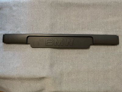 BMW 正原廠 E36 M3保桿專用 牌照飾條，有BMW字樣款式 原廠料號：51112265636 安裝位置 如附圖3號零件