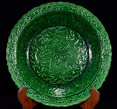 中國古瓷 明弘治年孔雀綠釉雕刻龍紋盤8*40m8000RT-6511