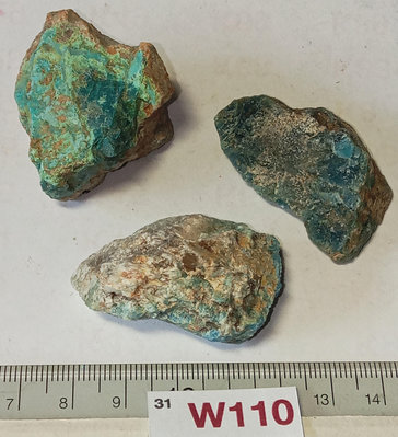 【週一21:00】31~W110~藍寶石原礦3件長4-4.5cm。如圖