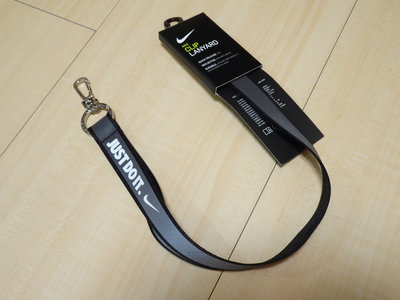 NIKE JUST DO IT 黑色款證件吊牌手機吊掛識別證吊帶 3M反光 AC4036-010(長51CM、寬2CM)