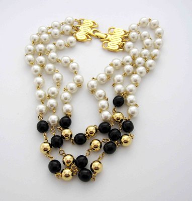 【戴大花2】Vintage飾品-白+金+黑 三色美質珍珠 三串式 華麗造型款項鍊    #C162