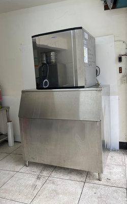 鑫忠廚房設備-餐飲設備：二手900磅水冷製冰機-賣場有冰箱-冷凍櫃-調酒台-烤箱-快速爐-飲料調製台-保溫櫃-電磁爐