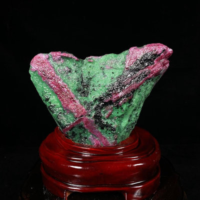 原石擺件 奇石擺件 天然紅綠寶原礦石擺件，紅寶石晶體點綴在綠色的黝簾石上，顏色鮮艷。帶座高15×14×7公分 重2公斤  編號450204