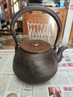 日本老鐵壺純手工，松竹梅紋飾，銅蓋銀摘，滿水容量1.3升，
