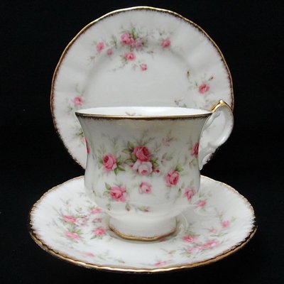 【二 三 事】英國製Paragon派拉岡Victoriana Rose維多利亞玫瑰系列三件式咖啡杯&amp;盤