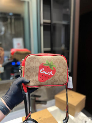 【二手】 （禮盒包裝） Coach草莓相機包 好想吃一口啊  太