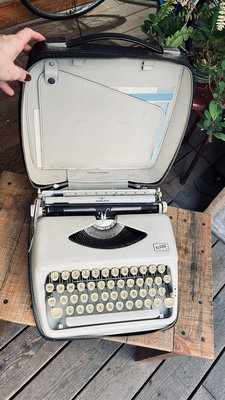Vintage Americana 。復古事 1950年 西德打字機 附說明書 狀況很好 復古 古董打字機 收藏 擺飾
