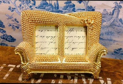 金色維多利亞雙人沙發相框：維多利亞 沙發 相框 金色 照片 設計 回憶 紀念 家飾 禮品 收藏 懷舊