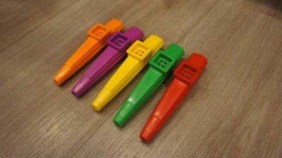 《白毛猴樂器》Kazoo 卡祖笛 共五色 多色 可選 塑膠製 小型樂器 兒童樂器
