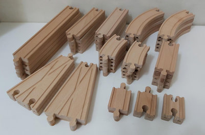 （全新僅拆封展品現貨運費30）IKEA LILLABO 兒童玩具木製火車軌道系列_50件組…僅一組。