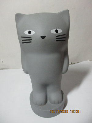 《瑋哥童趣屋》KamKam 貓 公仔娃娃 撲滿~(尺寸高約：19.5 cm，較舊)…促000