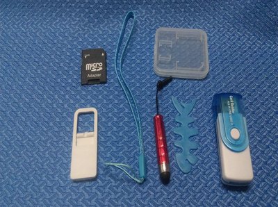 好康商品-四合一讀卡機x1,SD轉換卡x1,觸控筆x1(有紫與紅),耳機捲線器x1,掛飾x1,耳機塞x1
