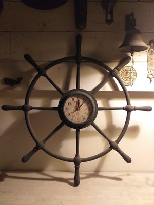 【港都收藏】英國北愛爾蘭Great Britain製，全銅老件船舵時鐘，此船舵時鐘握柄處皆為銅柄，直徑77公分，重9.5公斤。船鐘/銅鐘/船燈/拆船貨品。