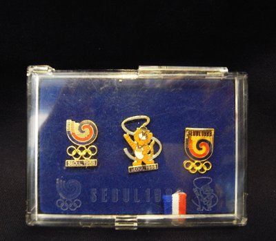 ＊阿威的藏寶箱‧＊【絕版特價 1988年 韓國 首爾（漢城）奧運紀念別針徽章3個 一組】品相優，值得收藏。