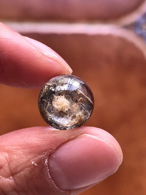 水晶球-11.5mm黑云母礦共生白幽靈小花景天然水晶球吊墜，