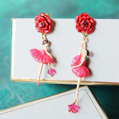 【MOMO全球購】法國Les Nereides芭蕾舞女孩 紅色玫瑰花 不對稱五星耳環耳釘耳夾