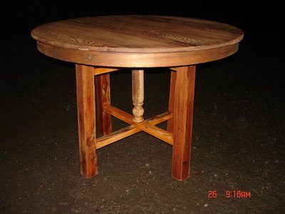 收藏近百年台灣早年專用的老檜木製做的圓型餐桌