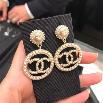 Chanel 香奈兒新金色圓形鏤空雙c logo珍珠吊墜耳釘耳環