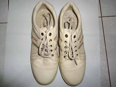 CUMAR 米色真皮氣墊休閒鞋,尺寸43,鞋內長26.8cm,少穿清倉大特價