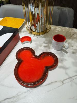 酷彩LE CREUSET米奇耐高溫分格盤醬料碟馬克杯套裝禮盒 獨特餐具禮盒來襲！ 讓我們一同沈浸在這濃郁的卡通魅力中，這款獨特的餐具禮盒，以其醒目的紅色米老鼠頭