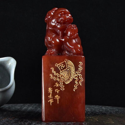 珍品 壽山石紅田黃石雕刻【瑞獸】印章，石質油潤通透細膩， 描金工藝，滿漢印文，篆刻家壬午年【585 壽山石 雕刻 印章【九州拍賣】