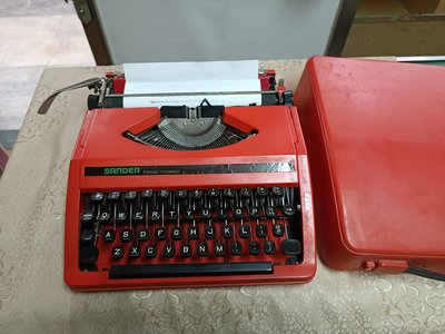 《51黑白印象館》復古懷舊風情 ~ 阿嬤級 ~ 早期辦公事務機具 日本製SANDER英文打字機 低價起標A