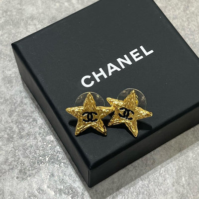 Chanel 耳環 金色星星 黑logo 《精品女王全新&amp;二手》