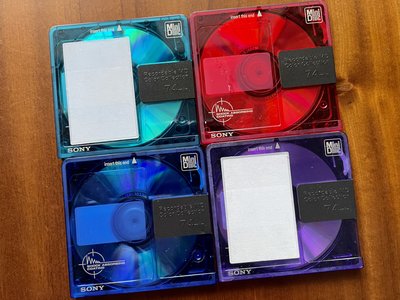 74分鐘mini disc 簡稱MD是Sony研發的一種音樂儲存規格，體積較CD小，直徑6.4公分可重複讀寫標價為一片