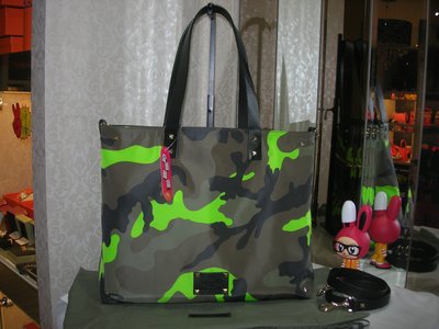 典精品 Valentino 全新 尼龍 防水 迷彩 螢光 綠 雙面用 購物包 肩背包 斜背包 兩用包 ~ 附背帶 現貨