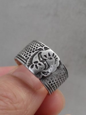 藏寶閣 （老銀飾品）天津湧興紋銀章款極好的清代老銀頂針戒指老銀戒指老銀指環 Cchg5138
