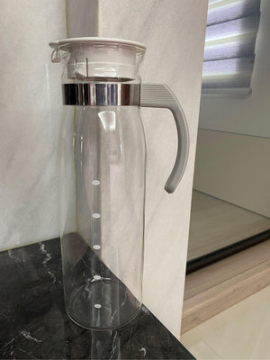 日本品牌【HARIO】 耐熱玻璃冷水壺1400ml。米白色。日本製。熱湯可用