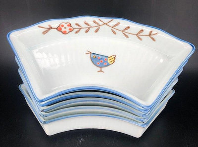 東方小食生活舘日式扇子形料理盤，設計有其獨特風格，圖案清新自