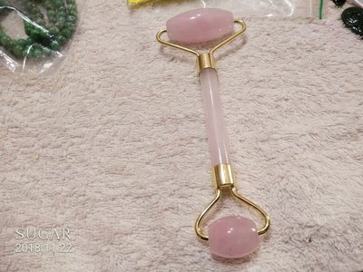 粉紅水晶可愛滾輪造型粉晶按摩刮痧棒「意譯、漂亮、人緣、愛情、皆得意」價格：999
