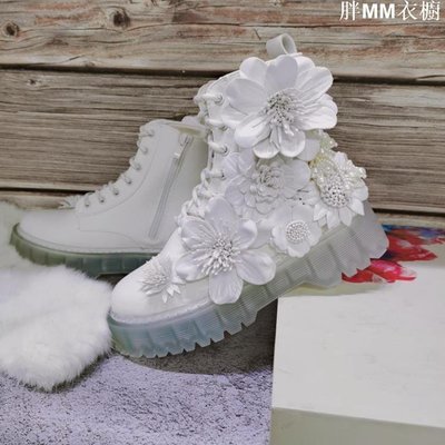 白色馬丁靴女英倫風厚底中:筒靴秋季新款原創重工花朵珍珠短靴