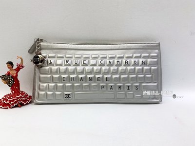 遠麗精品(板橋店) s1652 CHANEL 銀色牛皮鍵盤造型拉鍊手拿包A69251