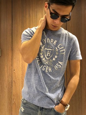 美國百分百【Tommy Hilfiger】T恤 TH 男 圓領 T-shirt 短袖 短T 徽章 藍色 XS號 I886
